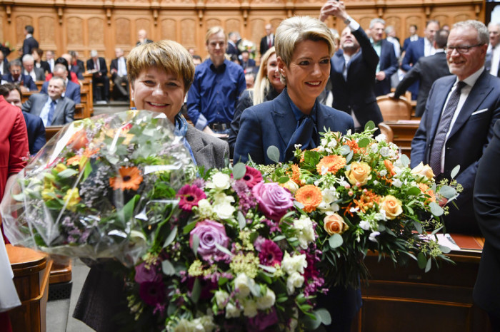 Neu gewählte Bundesräte Viola Amherd (L) von der Christdemokratischen Volkspartei der Schweiz (CVP) und Karin Keller-Sutter (R) von der Freien Demokratischen Partei (FDP). Foto epa/Anthony Anex
