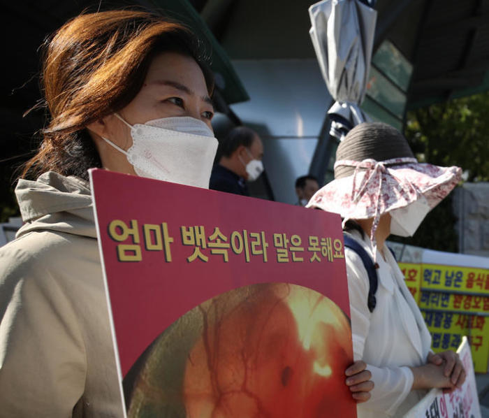 Vor der Nationalversammlung in Seoul versammeln sich Abgeordnete eines Pro-Choice-Bürgergremiums. Foto: epa/Yonhap