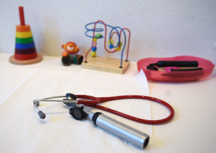 Ein Stethoskop liegt in einer Kinderarztpraxis in Berlin auf einem Tisch neben Spielzeug. Foto: Britta Pedersen/Dpa-zentralbild/dpa