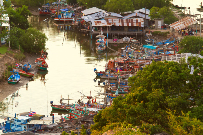 Viele Häuser im Fischerdorf am Khao Takiab wurden illegal auf staatlichem Land errichtet. Foto: noomhh / Adobe Stock