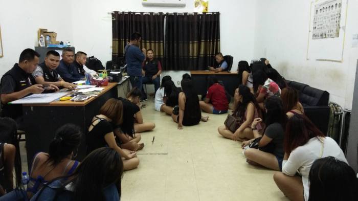 Auf der Wache wurde die Identität der Prostituierten überprüft. Foto: Pattaya News
