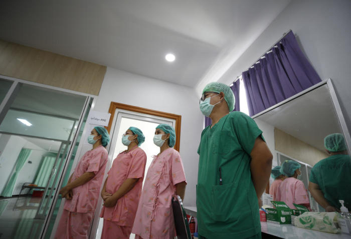 Medizinisches Personal in einem Feldlkrankenhaus für Patienten des neuen Covid-19-Ausbruchs in Bangkok. Foto: epa/Narong Sangnak