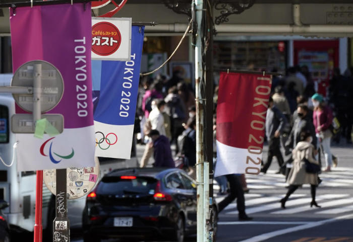 Die Flaggen der Olympischen Spiele und Paralympics 2020 in Tokio hängen in einer Straße in Tokio, Japan. Foto: epa/Franck Robichon