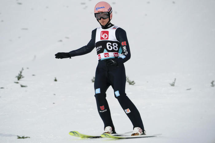 Der deutsche Karl Geiger reagiert während des Qualifikationsdurchgangs des FIS Skisprung-Weltcups der Herren in Lillehammer. Foto: epa/Terje Bendiksby