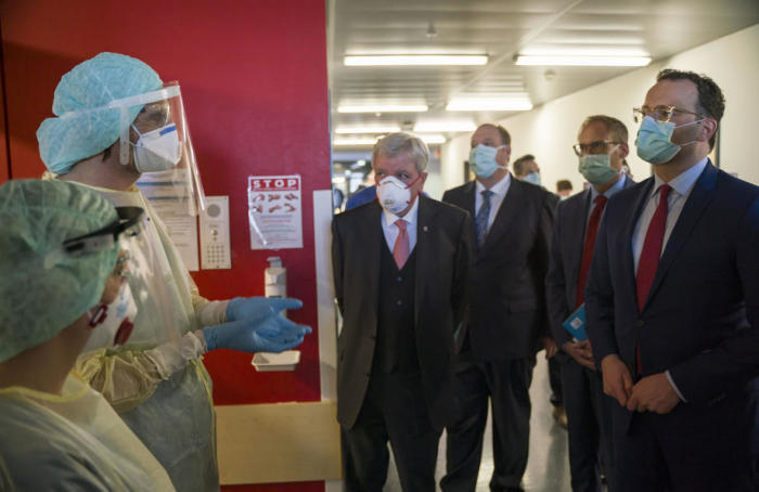 Bundesgesundheitsminister Spahn und Hessens Ministerpräsident Bouffier besuchen Krankenhaus zum Thema Pandemie-Coronavirus. Foto: epa/Frank Rumpenhorst
