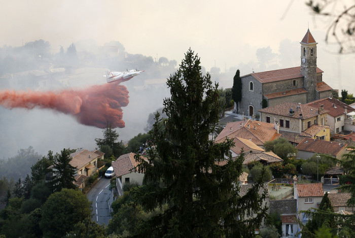  Auch der Süden Frankreichs leidet unter Waldbränden. Foto: epa/Sebastien Nogier