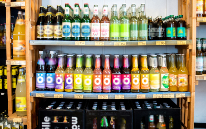 Limonaden verschiedener Marken stehen im Regal in einem Getränkemarkt im Stadtteil Linden. Foto: Hauke-Christian Dittrich/Dpa