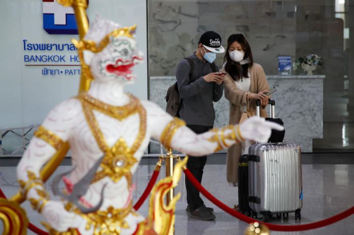 Ausländisches Touristenpärchen im Februar 2020 im Terminal des U-Tapao Airport nahe Pattaya. Foto: epa/Diego Azubel