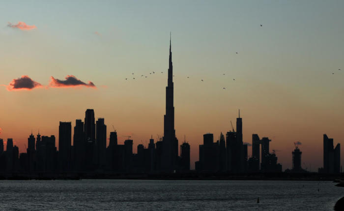 Bei Sonnenuntergang in Dubai geht die Sonne hinter der Skyline unter. Foto: epa/Ali Haider