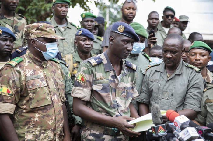 Der malische Oberstmajor Ismael Wague (C) war Sprecher der Militärjunta für das Nationale Komitee zur Rettung des Volkes (CNSP) während einer Pressekonferenz in Kati. Foto: epa/Str