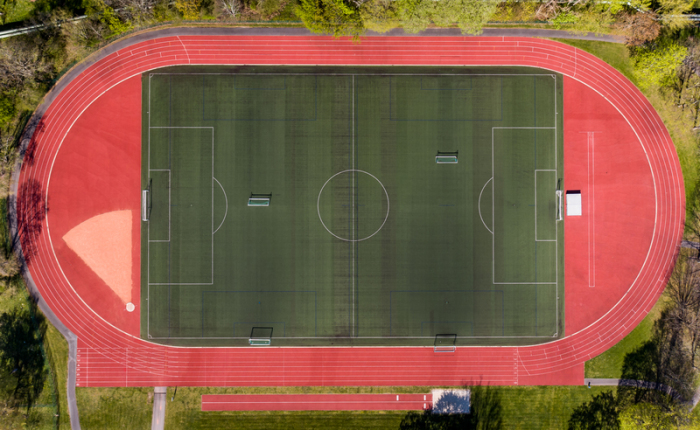 Der leere Sportplatz der TU Chemnitz. (Luftaufnahme mit einer Drohne) Foto: Jan Woitas/dpa-zentralbild/dpa