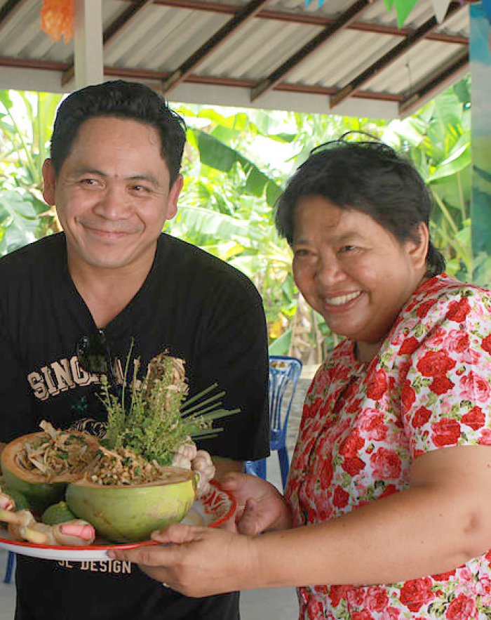 Apinya Tipnak (r.) ist sichtbar stolz, mit ihren lokalen Rezepten den Tourismus in Ban Takian Tia anzukurbeln. Foto: Local Chef Thailand