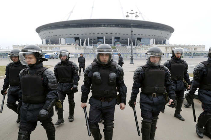 Mitglieder der russischen Bereitschaftspolizei nehmen an Übungen in der Nähe des St. Petersburger Stadions teil. Foto: epa/Anatoly Maltsev