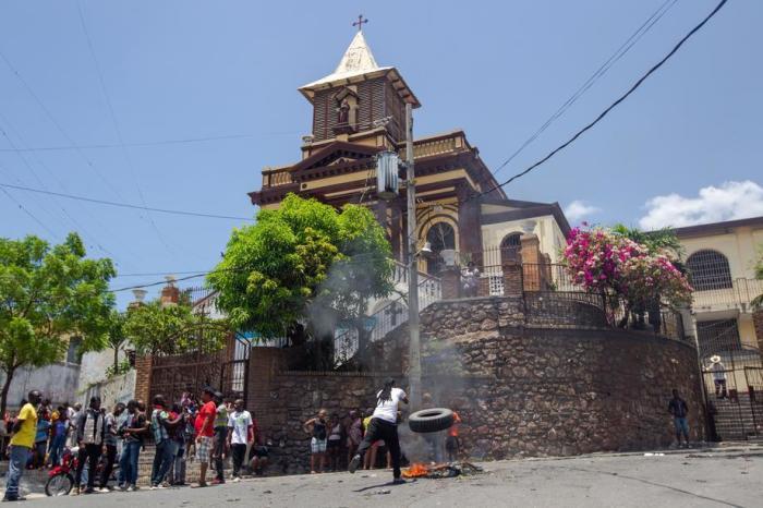 Eine Gruppe von Menschen protestiert in der Nähe der Kirche Saint Antoine in Port-au-Prince, einer der vor Tagen entführten Ordensleute, die jahrzehntelang gearbeitet haben. Foto: epa/Jean Marc Herve Abelard