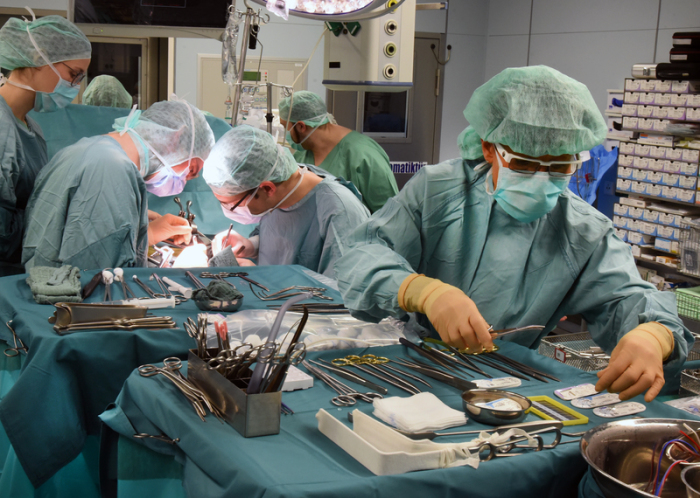 Im Transplantationszentrum am Universitätsklinikum transplantieren Prof. Dr. Daniel Seehofer (2.v.r) und Oberarzt Sebastian Rademacher (2.v.l.) beim Empfänger eine Niere. Foto: Waltraud Grubitzsch/Zb/dpa