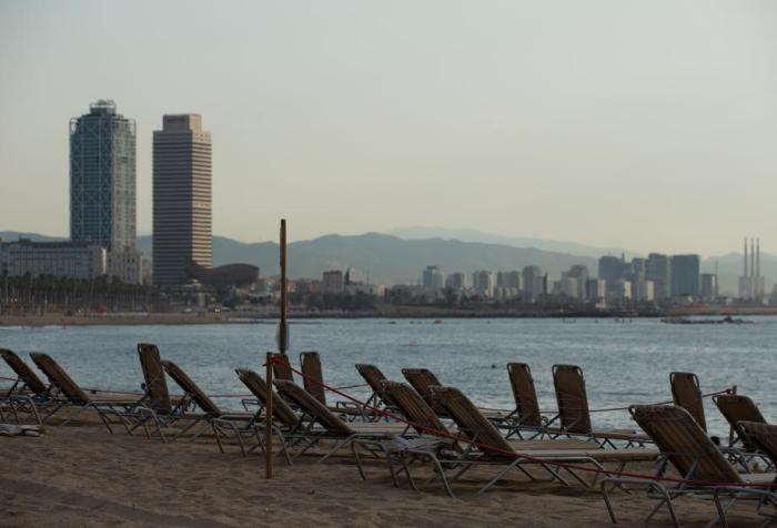 Leere Stühle am Barceloneta-Strand in Barcelona. Foto: epa/Enric Fontcuberta