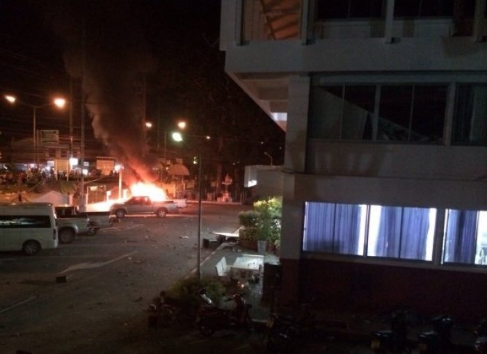 Brennende Polizeiautos vor dem Revier in Thalang auf Phuket gestern Abend. Die Zeitung ‚Phuket Gazette‘ berichtet von einem wütenden Mob, der das Gebäude abriegelte.