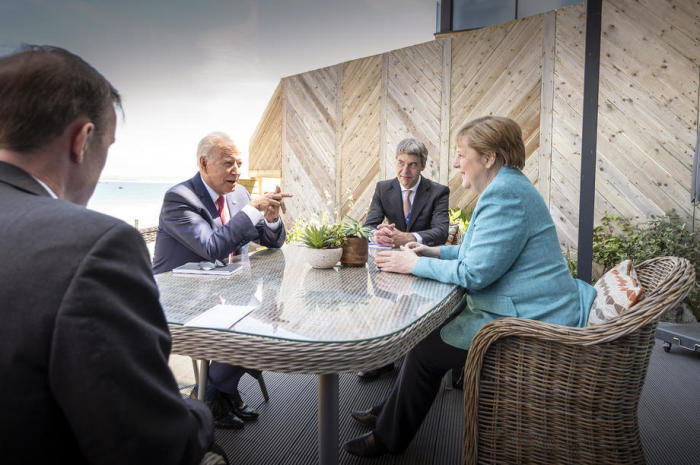 Ein Handout-Foto, das vom Bundespresseamt (BPA) zur Verfügung gestellt wurde, zeigt Bundeskanzlerin Angela Merkel (R) und US-Präsident Joe Biden (2-L) zu Beginn ihres Treffens . Foto: epa/Guido Bergmann/bpa Handout