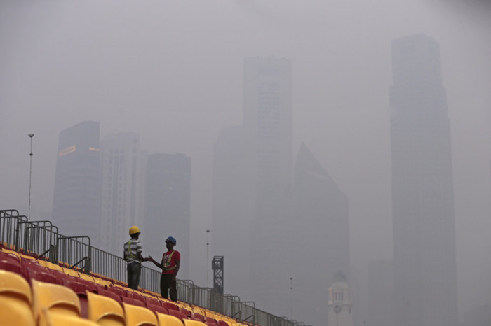 In Singapur herrscht Smog. Und das wenige Tage vor dem wohl anspruchsvollsten Rennen der gesamten Formel-1-Saison. Foto: epa/Wallace Woon