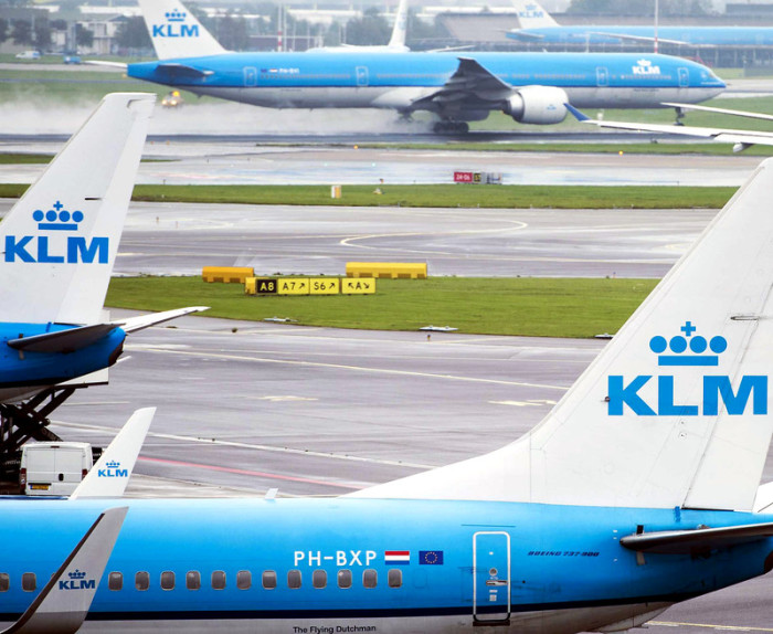 KLM-Maschinen auf dem Rollfeld des Flughafens Schiphol nahe Amsterdam. Foto: epa/Remko De Waal
