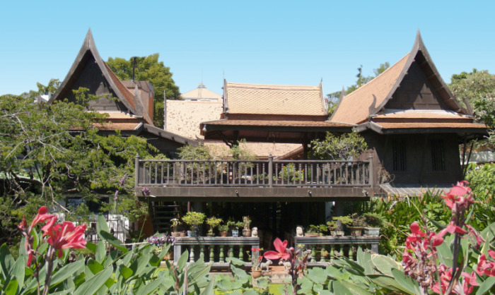 Das Kukrit Heritage House steht für eine längst vergangene Epoche der Bangkoker Geschichte. Um davon einen Eindruck zu vermitteln, wurden die angrenzenden Hochhäuser wegretuschiert. Fotos: lwb