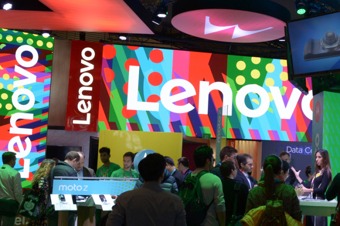 Der Stand des weltgrößten PC-Hersteller Lenovo und seiner Marke Motorola ist auf dem Mobile World Congress in Barcelona zu sehen. Foto: Andrej Sokolow/Dpa