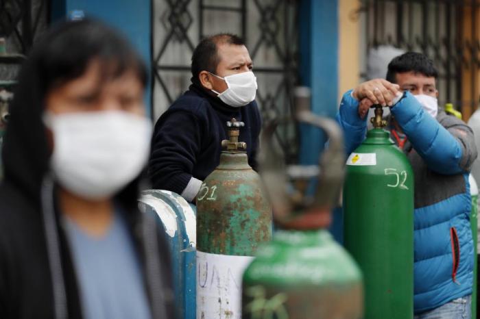 Dutzende von Menschen stehen in Lima Schlange, um Sauerstofftanks aufzufüllen oder zu kaufen. Foto: epa/Paolo Aguilar