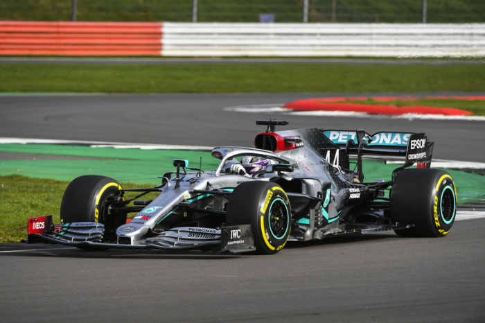 Der britische Formel-1-Rennfahrer Lewis Hamilton vom Team Mercedes fährt im neuen Mercedes W11 auf dem Silverstone International Circuit. Foto: Lat Images/Mediaportal Daimler Ag/dpa