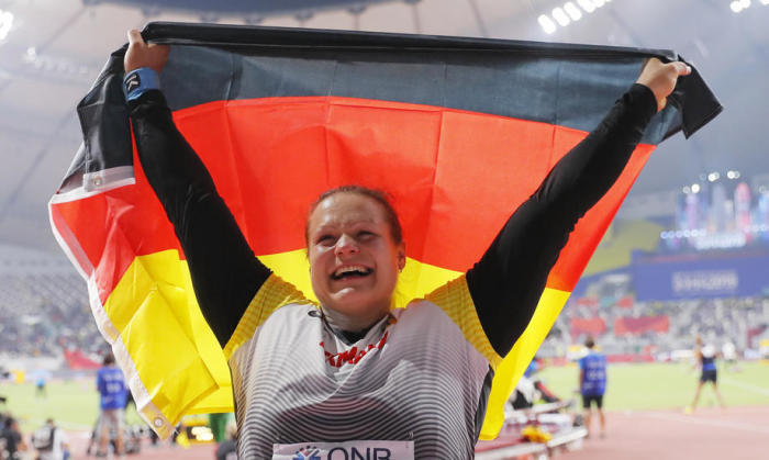 Bronzemedaillengewinnerin Christina Schwanitz aus Deutschland während der Medaillenzeremonie im Kugelstoßen der Frauen. Foto: epa/Yahya Arhab
