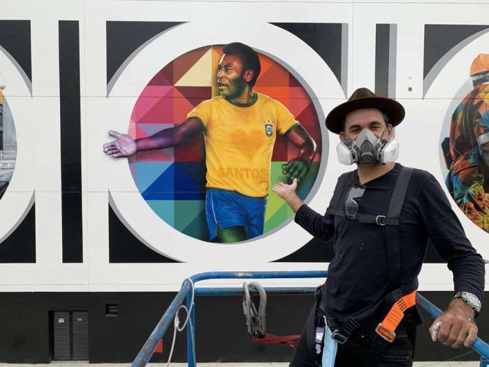 Mit einem großen Wandbild in der Stadt Santos ehrt der Künstler Pele für seine 80 Jahre. Foto: epa/Erich Oliviera