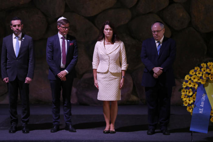 Schwedische Außenministerin Ann Lindeof (2.v.r.) nimmt an einer Zeremonie in der Halle der Erinnerung teil. Foto: epa/Atef Safadi
