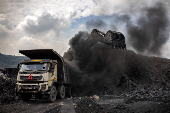 Kohle wird an einem Tagebau in einen Lastwagen geladen. Foto: Altaf Qadri/Ap/dpa
