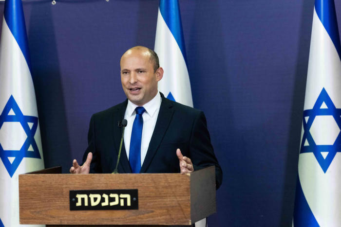 Der Vorsitzende der Jemina-Partei, Naftali Bennett, gibt eine politische Erklärung in der Knesset Jerusalem ab. Foto: epa/Yonatan Sindel