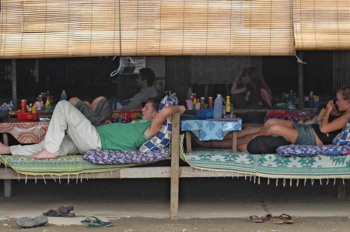 Touristen relaxen in Vang Vieng. Foto: epa/Vincent Gautier