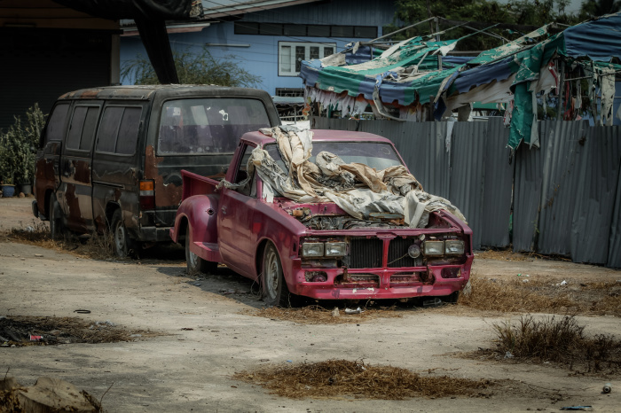 Bangkoks Stadtverwaltung hat damit begonnen, rücksichtslos in den Straßen der Hauptstadt hinterlassene Schrottfahrzeuge zu entsorgen. Foto: Cyrsiam/Adobe Stock