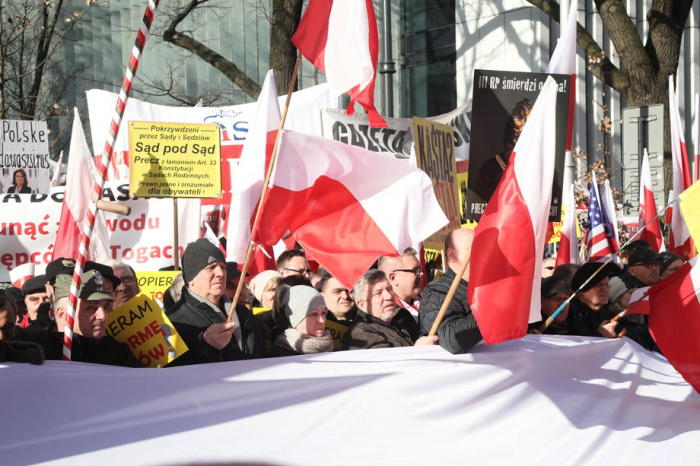 Demonstration zur Unterstützung der Regierung vor dem Verfassungsgerichtshof in Warschau. Foto: epa/Wojziech Olkusnik