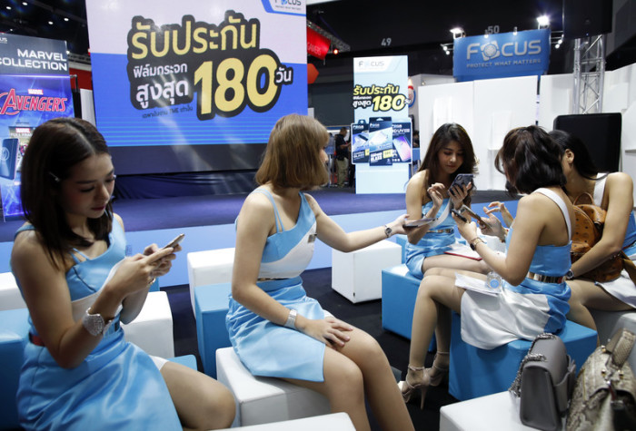 Die neuesten Smartphone-Innovationen werden auf der Thailand Mobile Expo 2019 angeboten, zumeist zum attraktiven Messe-Vorzugspreis und präsentiert von aufreizenden Hostessen. Foto: epa/Rungroj Yongrit