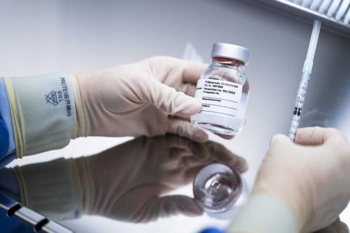 Der Coronavirus-Impfstoff der deutschen Firma CureVac wird im Amsterdamer UMC-Krankenhaus untersucht. Foto : epa/JEROEN JUMELET