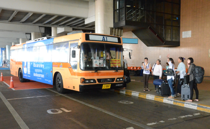 Im Gegensatz zu den museumsreifen Fahrzeugen, kann der Busfahrpreis jetzt ganz modern per QR-Code mit dem Smartphone beglichen werden. Foto: Airports of Thailand