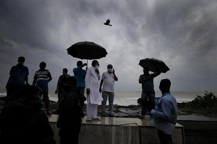 Menschen evakuieren auf Aufforderung der Behörden das Dorf Gangarampur, bevor der Zyklon Yaas südlich von Kalkutta in der Nähe des Golfs von Bengalen auf Land trifft. Foto: epa/Piyal Adhikary