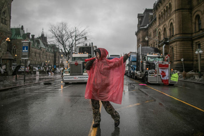 Kanadische Lkw-Fahrer über die Covid-19-Beschränkungen, die das Stadtzentrum von Ottawa zum Stillstand gebracht haben. Foto: epa/Amru Salahuddien