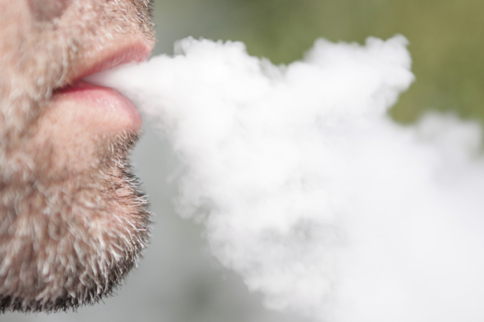 Ein Mann raucht eine E-Zigarette. Die US-Behörden haben einen weiteren Todesfall gemeldet, der auf den Gebrauch von E-Zigaretten zurückgeht. Foto: Lisa Ducret/Dpa