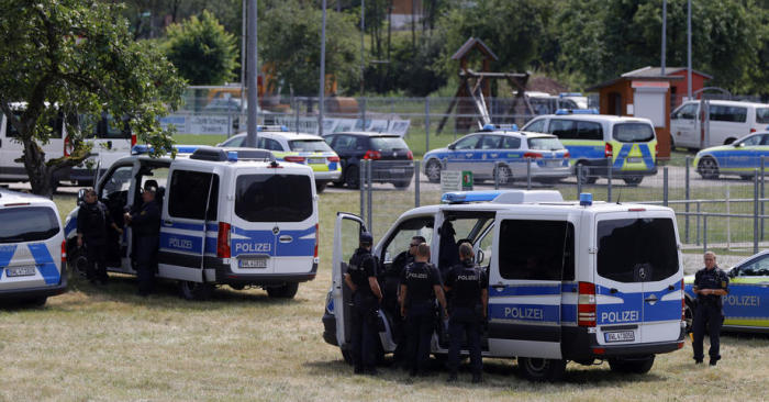 Deutsche Polizeiautos stehen für die Suche nach einem mit Messern und Pistolen bewaffneten Mann. Foto: epa/Ronald Wittek