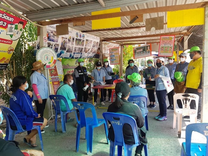 Mitarbeiter des Gesundheitsamts Banglamung klären die Bevölkerung über Gesundheitsmaßnahmen zum Covid-19-Schutz auf. Bild: PR Pattaya