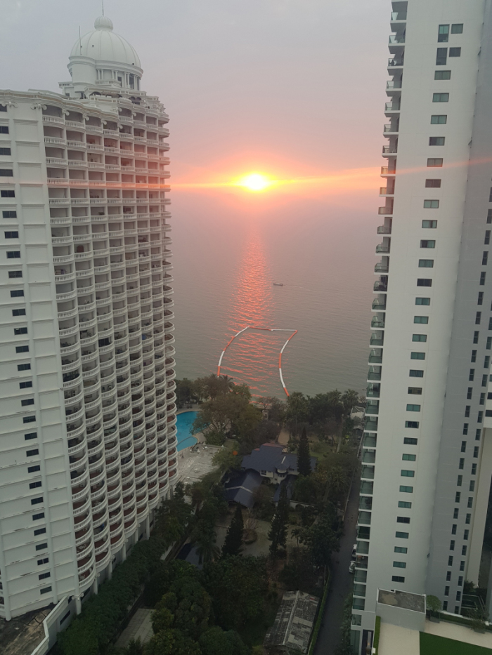 Es darf wieder spekuliert werden, ob das Grundstück zwischen dem Park Beach Condominium und dem Wong Amat Tower verkauft wird und ein neuer Wohnturm in die Höhe wächst. Foto: Jahner