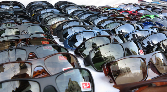 Gefälschte Markensonnenbrillen in Bangkok. Foto: epa/Barbara Walton