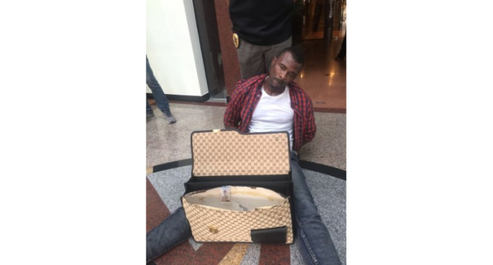 Bei der Drogenübergabe schnappte die Falle zu und der Nigerianer mit einer Tasche mit 2.060 Gramm Methamphetamin verhaftet. Foto: The Nation