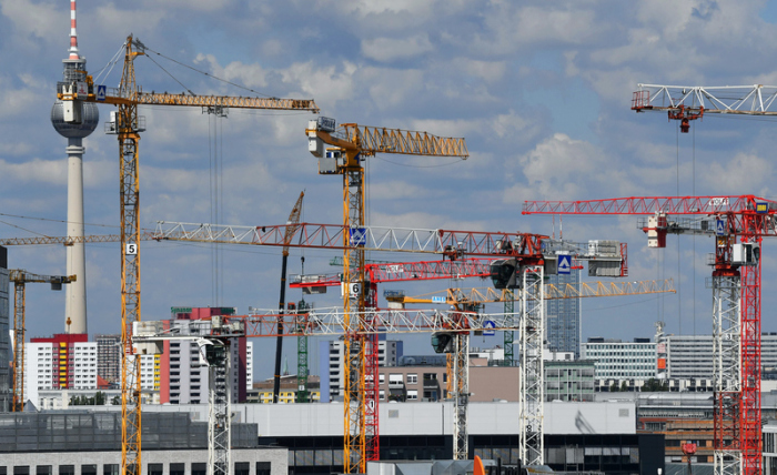 Blick auf den Fernsehturm und zahlreiche Baukräne. Der soziale Wohnungsbau in Deutschland verharrt auf niedrigem Niveau - trotz Milliardenförderung des Bundes. Foto: Jens Kalaene/Zb/dpa