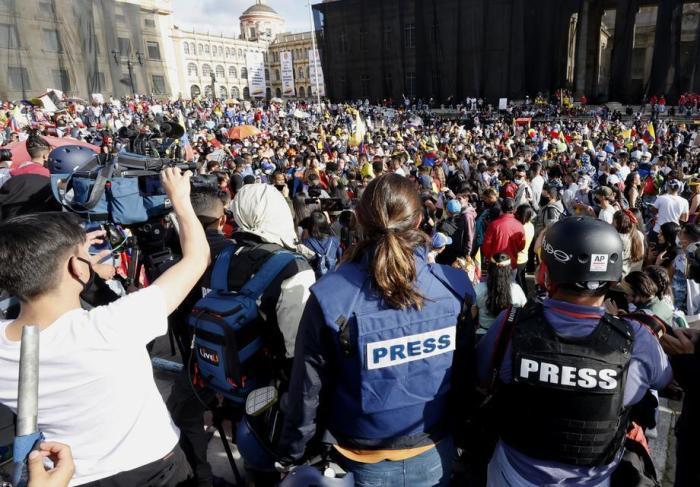 Mehrere Journalisten berichten über den Nationalstreik auf der Plaza de Bolivar in Bogota. Foto: epa/Mauricio Duenas Castaneda