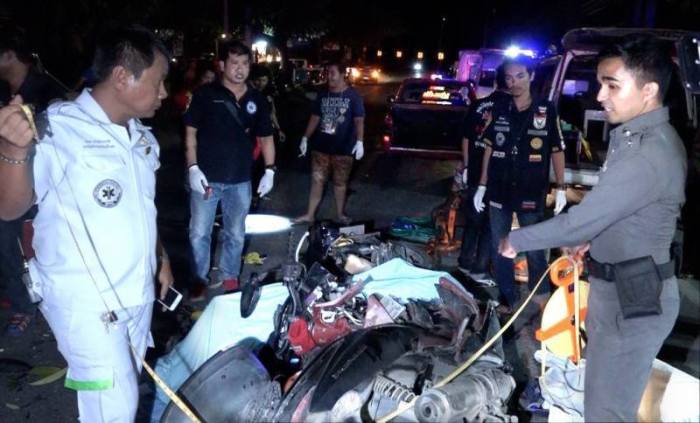 Trümmerfeld vor Hua Thanon: Am Sonkran-Tag räumte ein russischer Tourist drei Thais auf ihrem Kleinmotorrad ab – er und zwei Einheimische starben.
